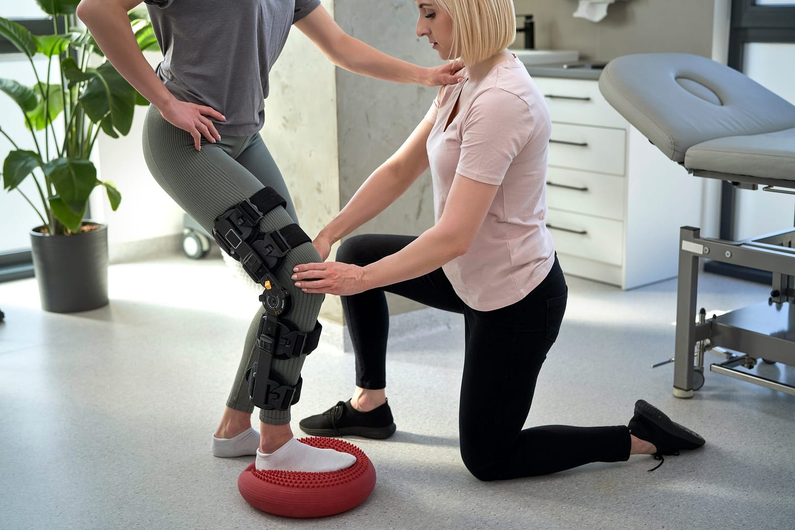 Frau mit Orthese in der Physiotherapie